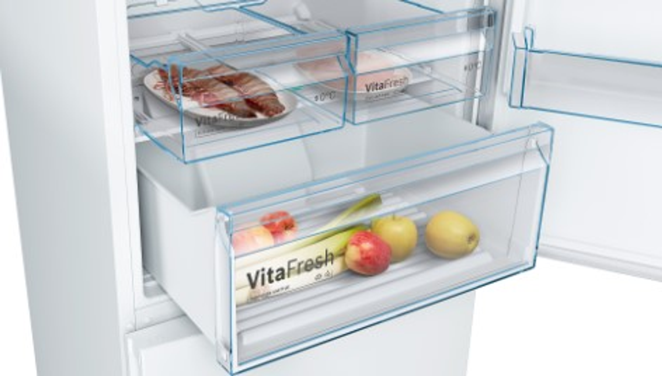 Cajón de refrigerador abierto con frutas y verduras. Otros cajones visibles. Blanco.