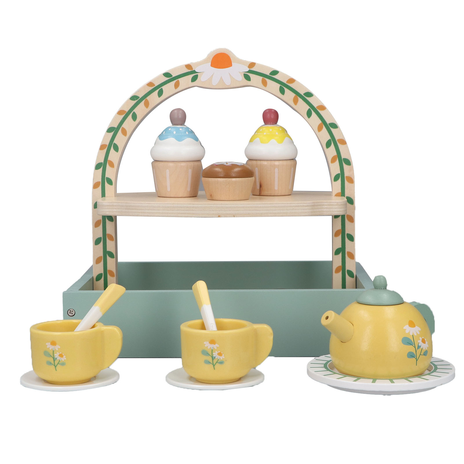 Hölzernes Spielzeug-Teeset mit Cupcakes, Teetassen und einer Teekanne auf weißem Hintergrund.