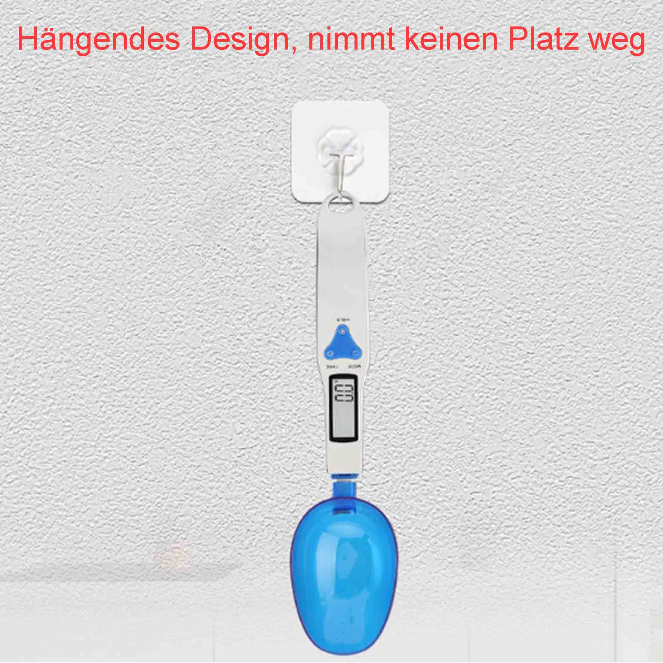 Eine hängende digitale Küchenwaage mit einem blauen Messlöffel. Sie hängt an einer weißen Wand. Der Text sagt 'hängendes Design'.