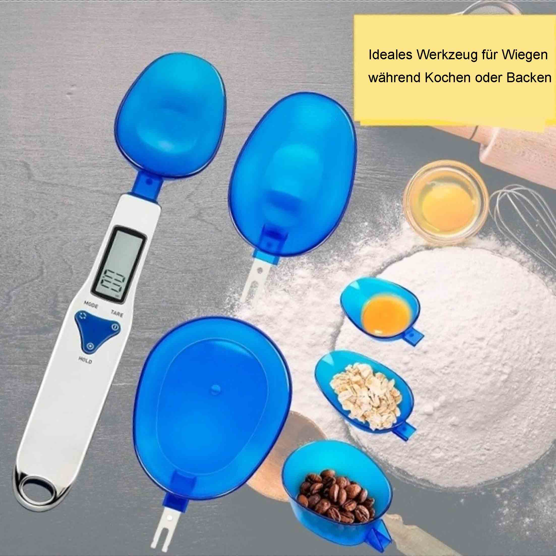 Blaue Messlöffel mit Digitalwaage und verstreutem Mehl, Eiern und Samen. Textüberlagerung.