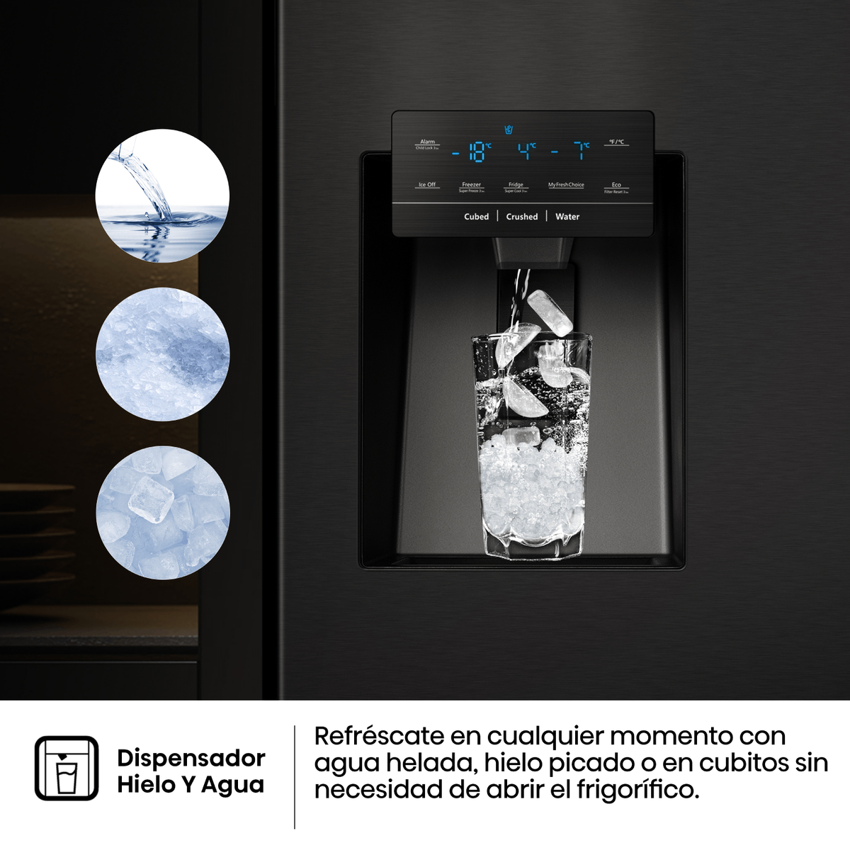Frigorifero nero con dispenser di ghiaccio. Bicchiere trasparente con ghiaccio, acqua e cubetti di ghiaccio.