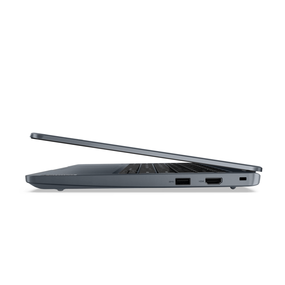 Un portátil gris, ligeramente abierto, en ángulo lateral. Se ven puertos como USB y HDMI. El fondo es negro.