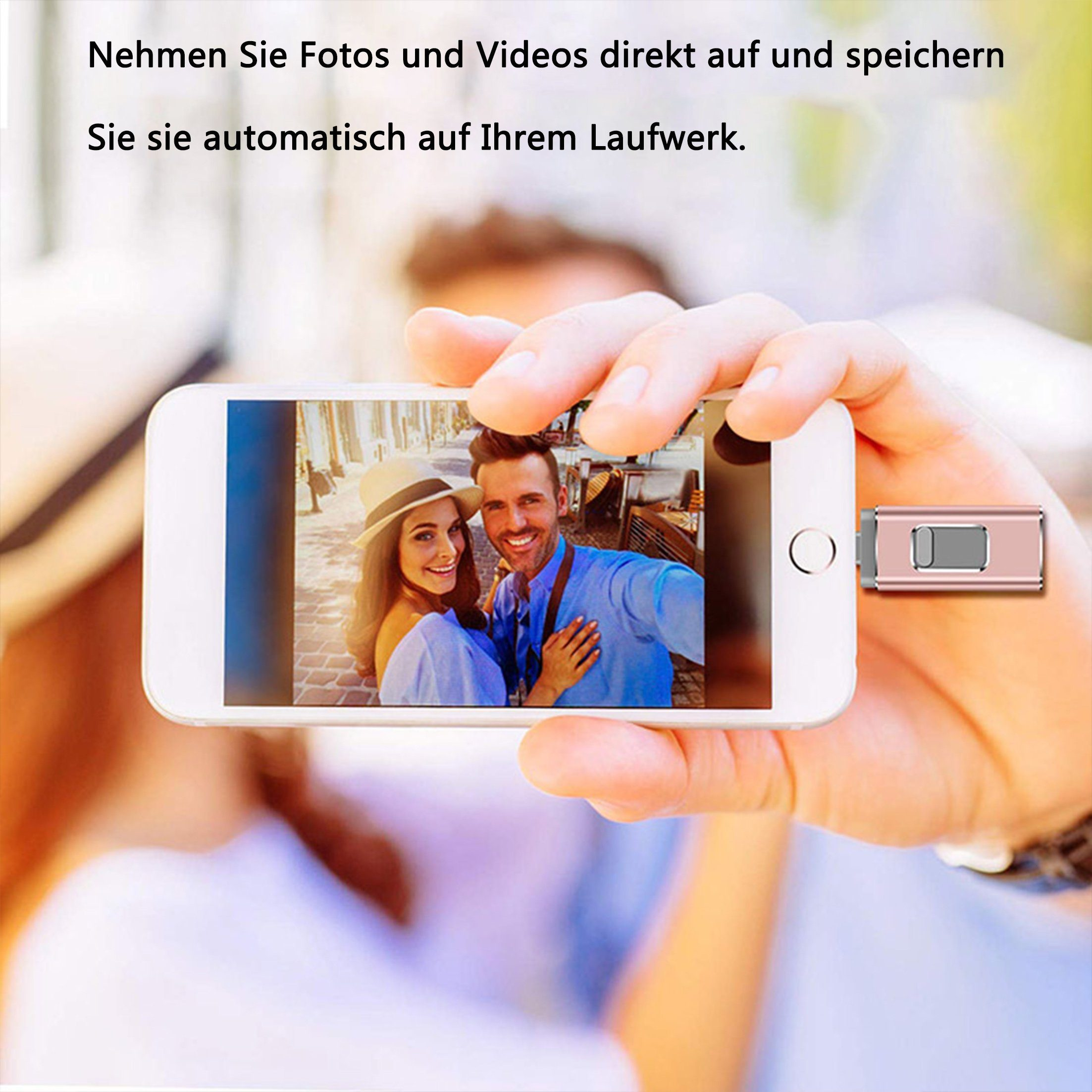 Hand hält Telefon. Telefon zeigt Foto eines Paares. USB-Laufwerk angeschlossen.