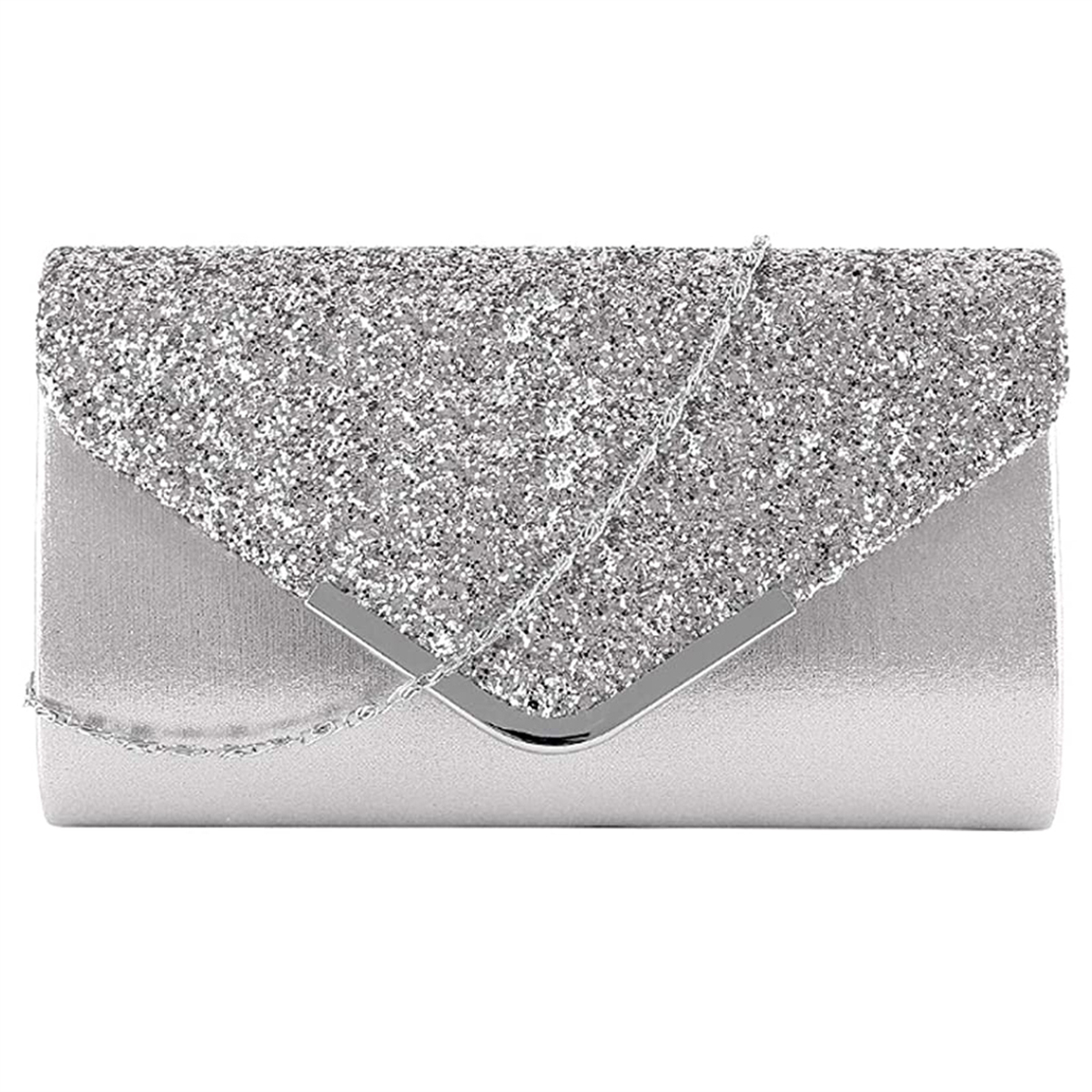 Silberne Glitzer-Clutch mit silbernem Kettenriemen auf weißem Grund.