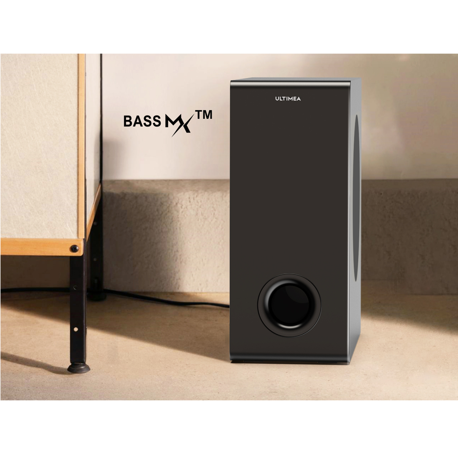 Schwarzer Subwoofer-Lautsprecher mit runder Öffnung, neben einem Holzpaneel stehend.