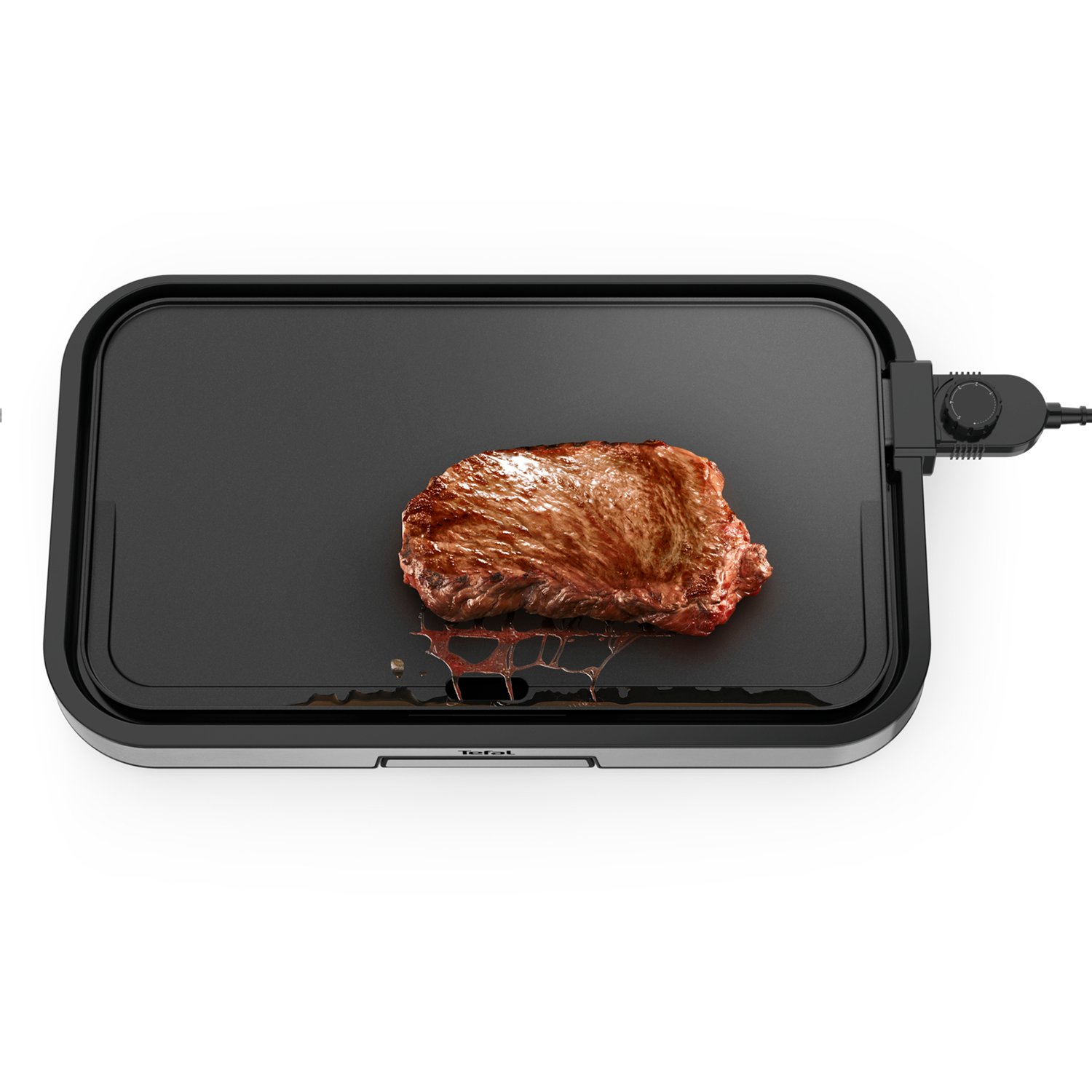 Czarny grill z usmażonym stekiem. Stek ma ślady po grillu. Na białej powierzchni.