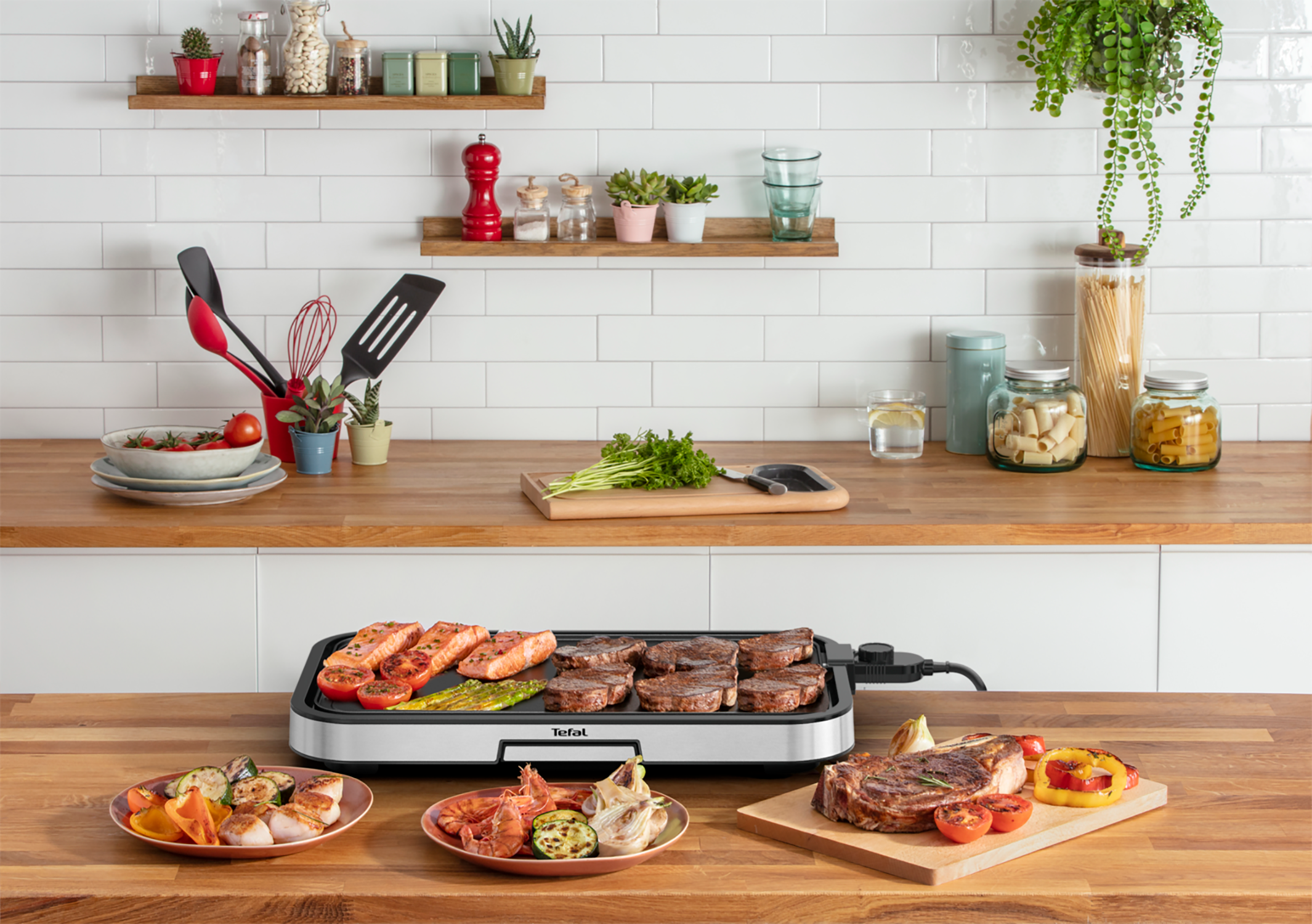 Grill z przygotowanym jedzeniem. Wyświetlane są steki, krewetki, warzywa i inne produkty.