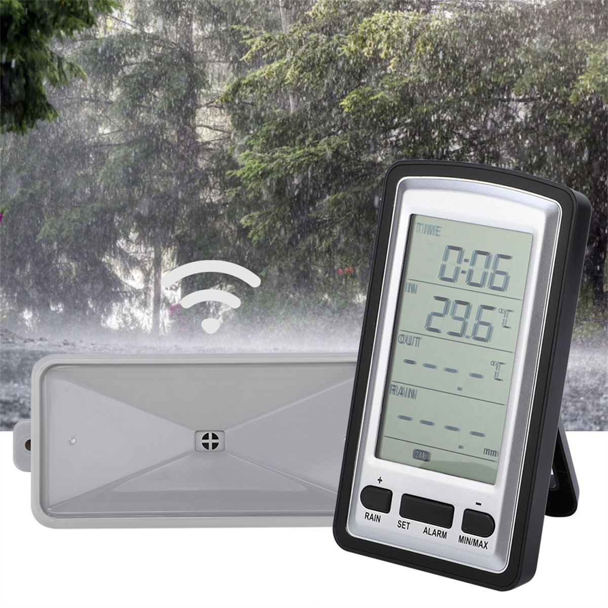 Wetterstation mit Zeit und Temperatur. Regen im Hintergrund, Bäume sichtbar, graues Gerät.