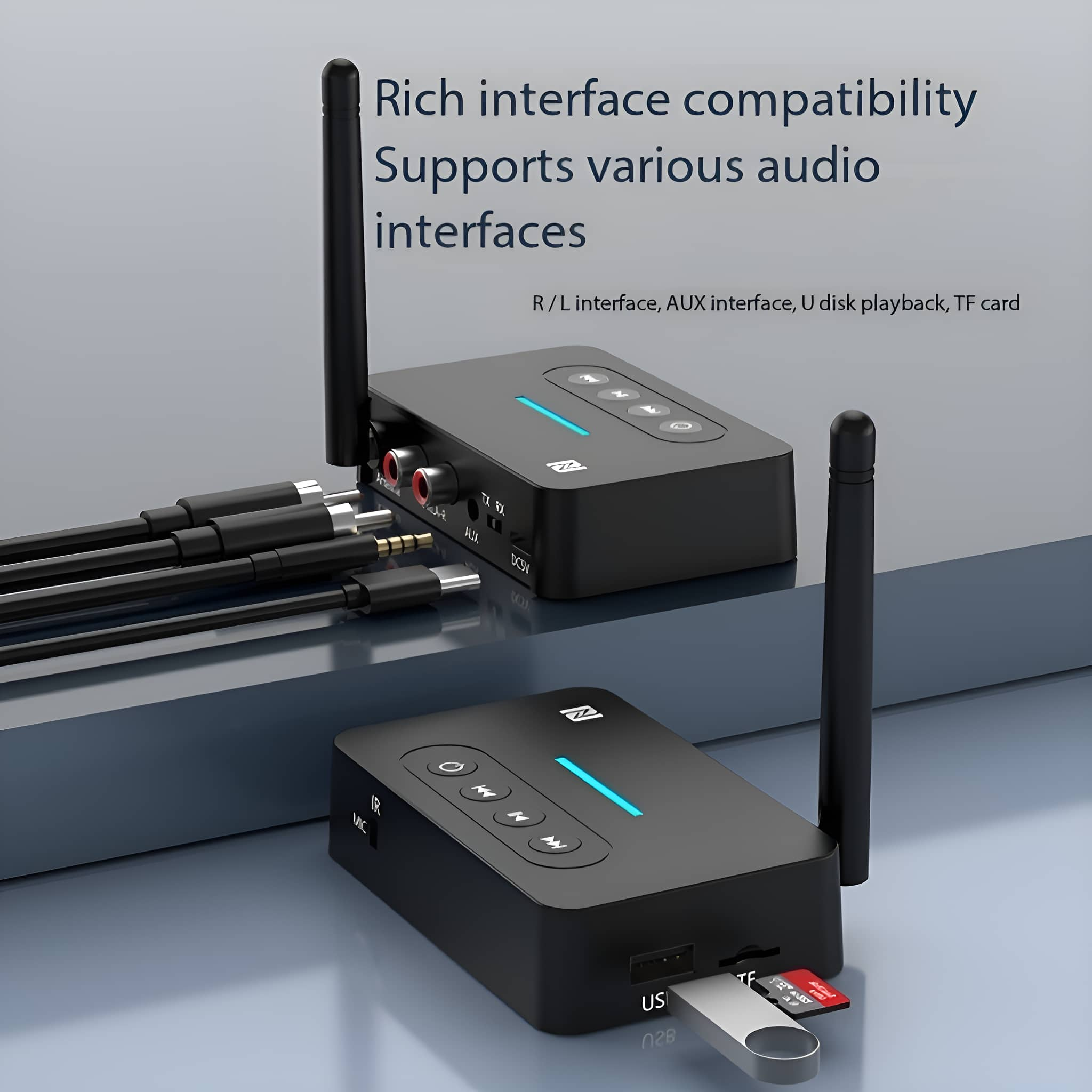 Schwarzes Audiogerät mit Antennen und Knöpfen, mit Kabeln und einem USB-Stick.