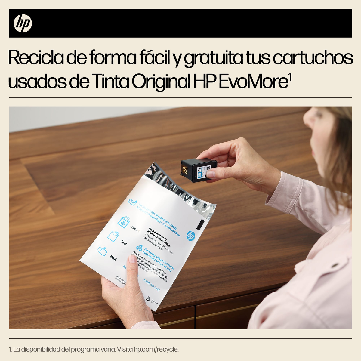 Una persona tiene una busta postale con una cartuccia d'inchiostro.