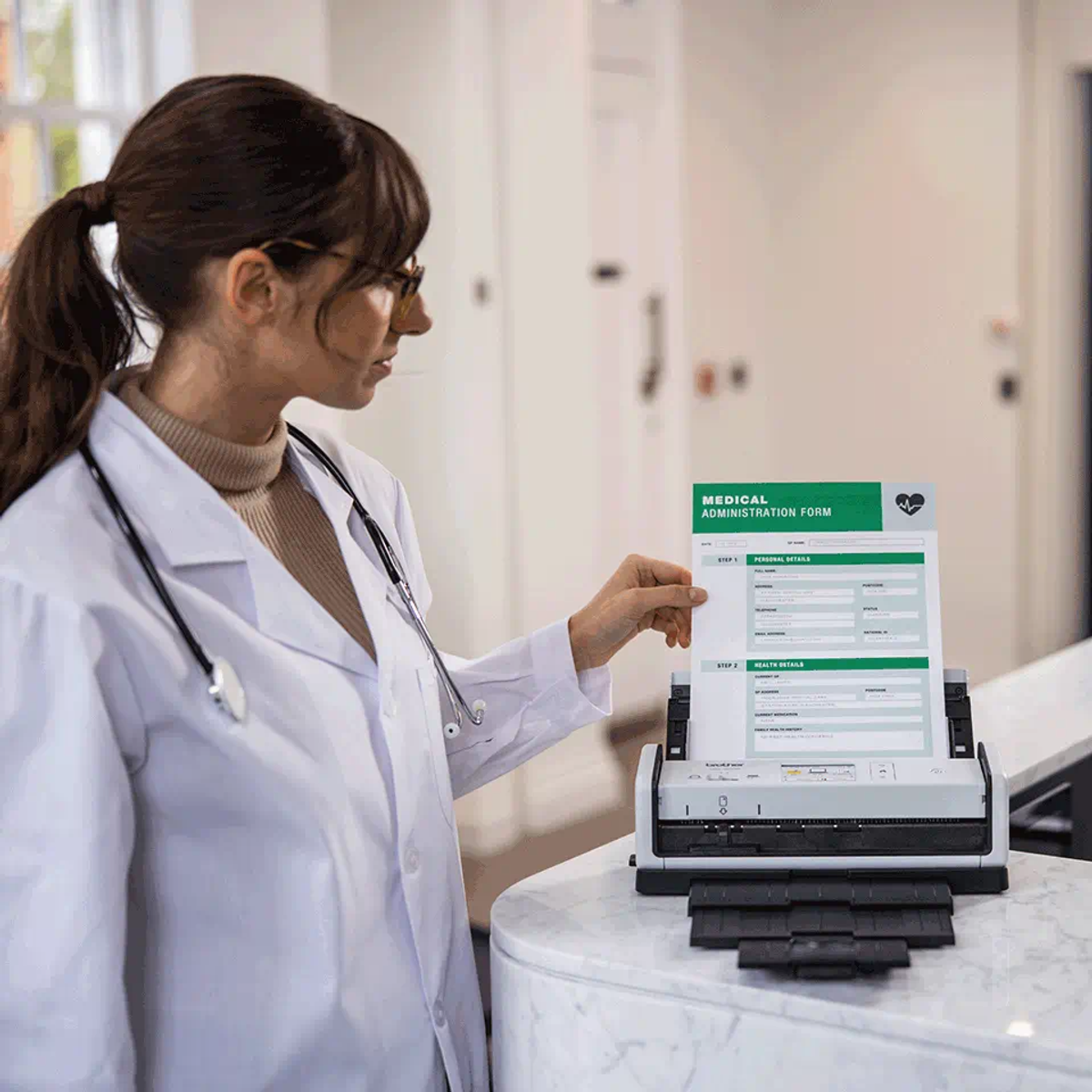 Lekarz w białym fartuchu skanuje formularz medyczny przy ladzie w klinice.