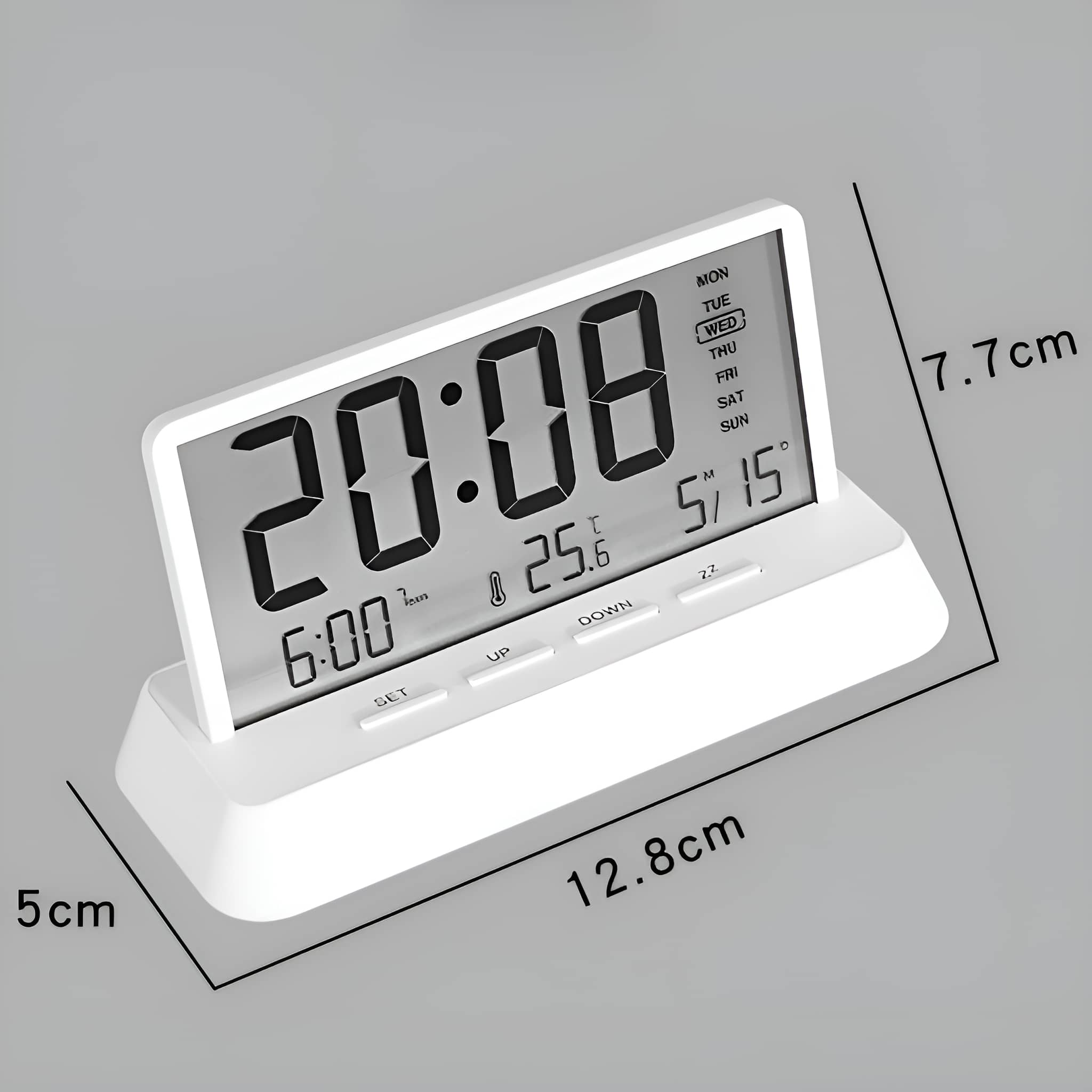 Weißer Digitalwecker mit Uhrzeit, Datum und Temperatur. Weißer Hintergrund. Abmessungen beschriftet.
