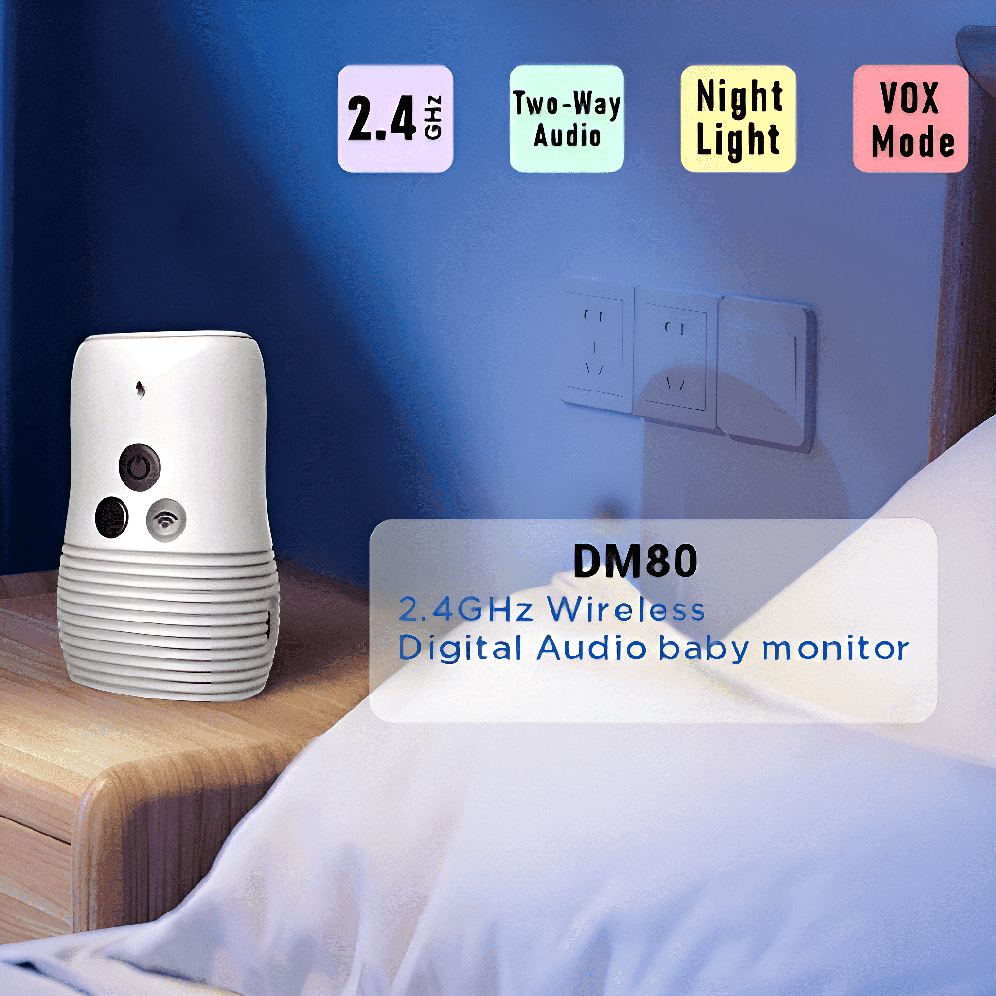 Weißer Babyphone mit Textüberlagerungen an einer Wand. Bett und Kissen im Vordergrund.