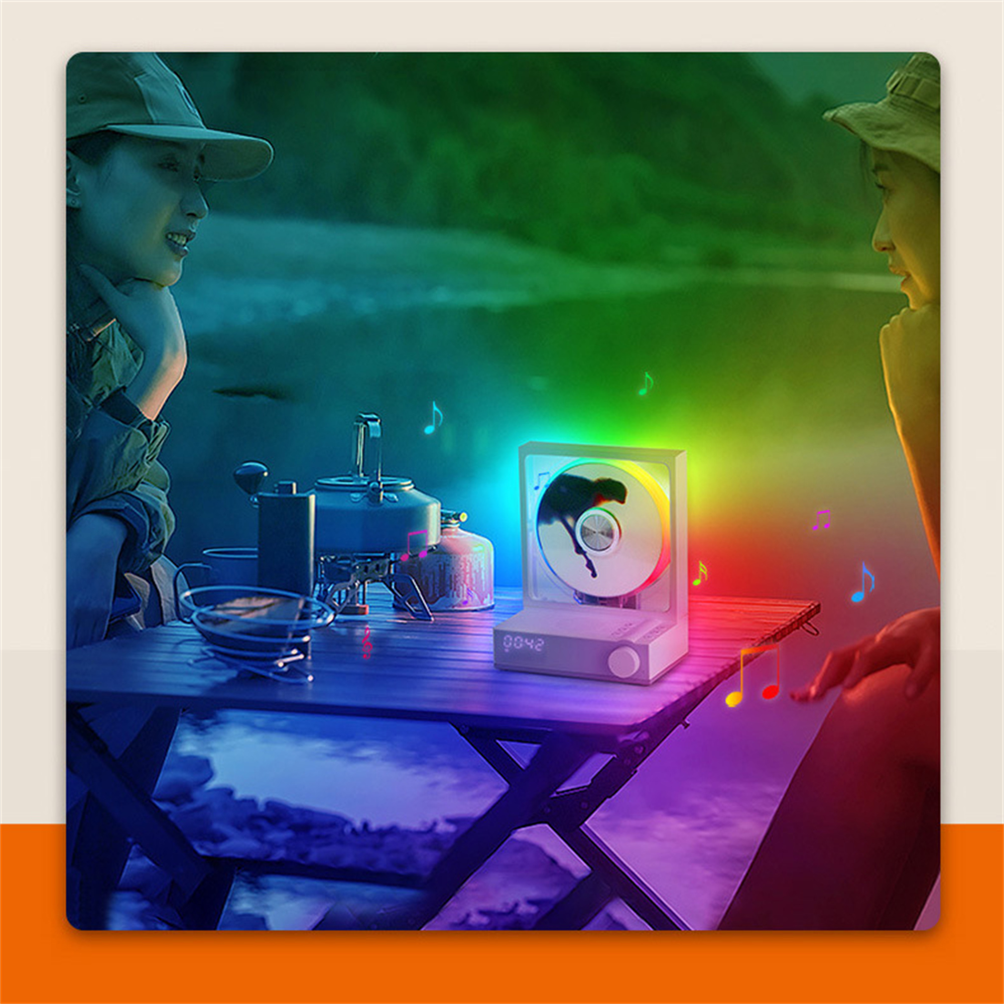 Zwei Frauen an einem Tisch mit Lautsprecher. Bunte Lichter, See im Hintergrund.
