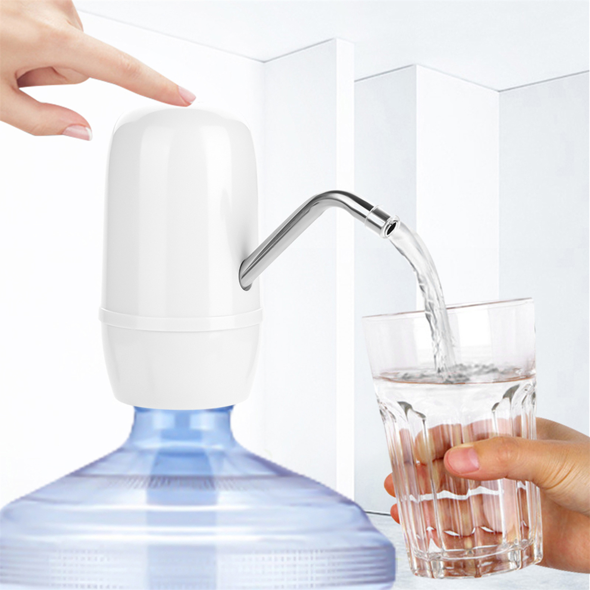 Eine Hand füllt ein Glas mit Wasser aus einem weißen Spender auf einer großen Wasserflasche.