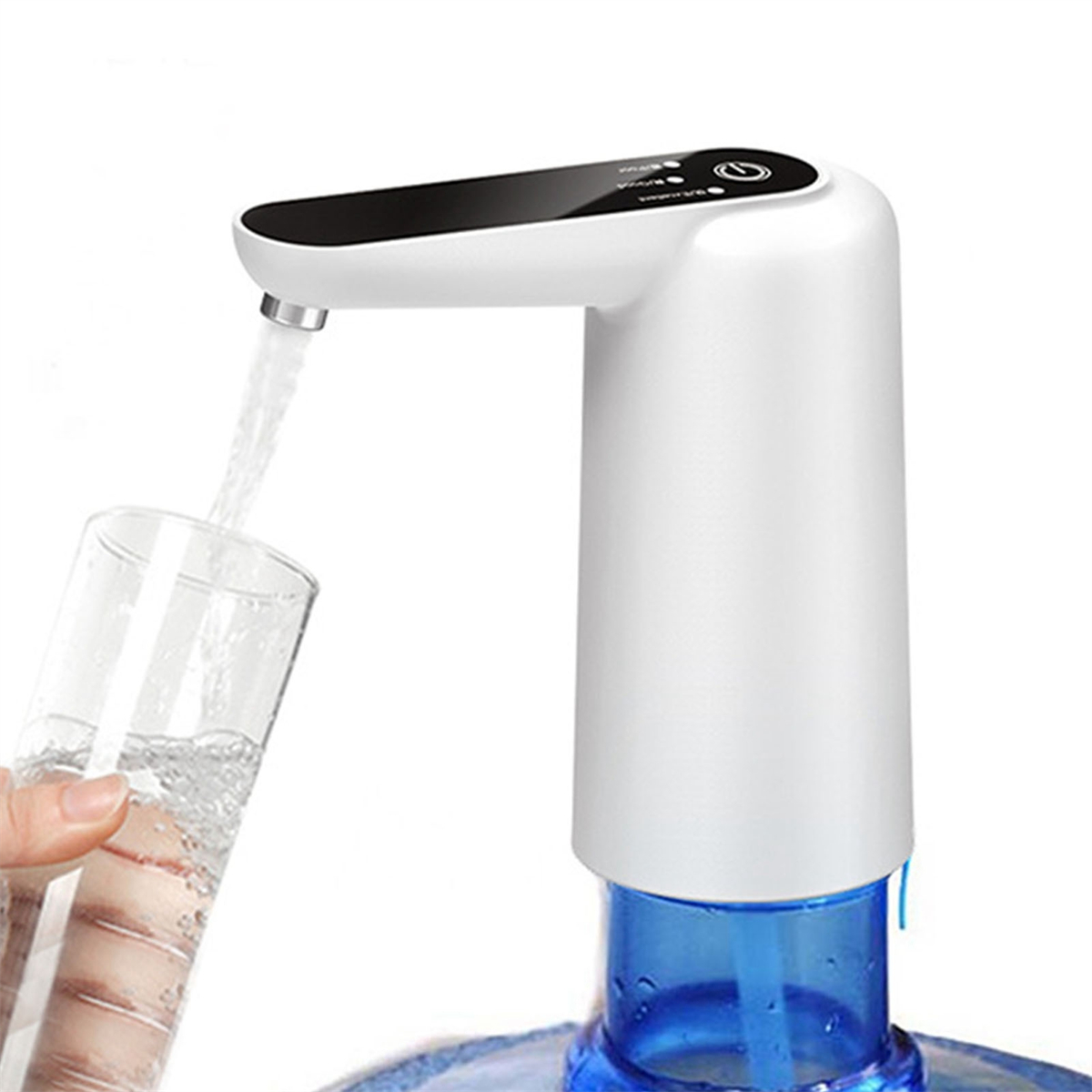 Ein Wasserspender gibt Wasser in ein Glas ab. Der Spender ist weiß, und das Wasser fließt in ein klares Glas.