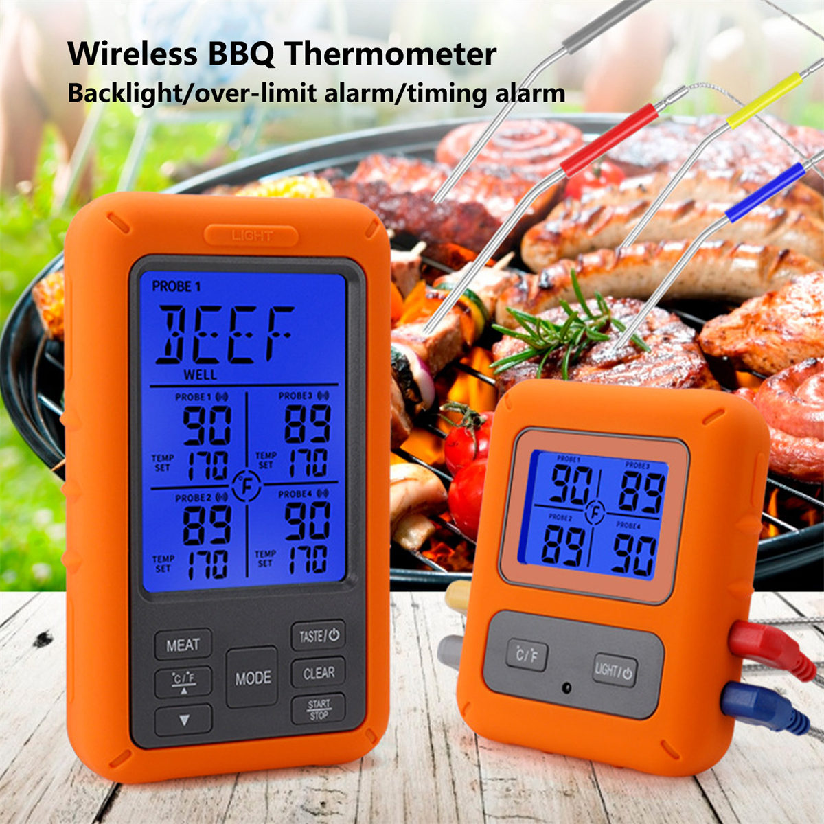 Oranges drahtloses BBQ-Thermometer mit zwei Sonden, die Temperaturen ablesen. Fleisch wird im Hintergrund auf einem Grill gegart.