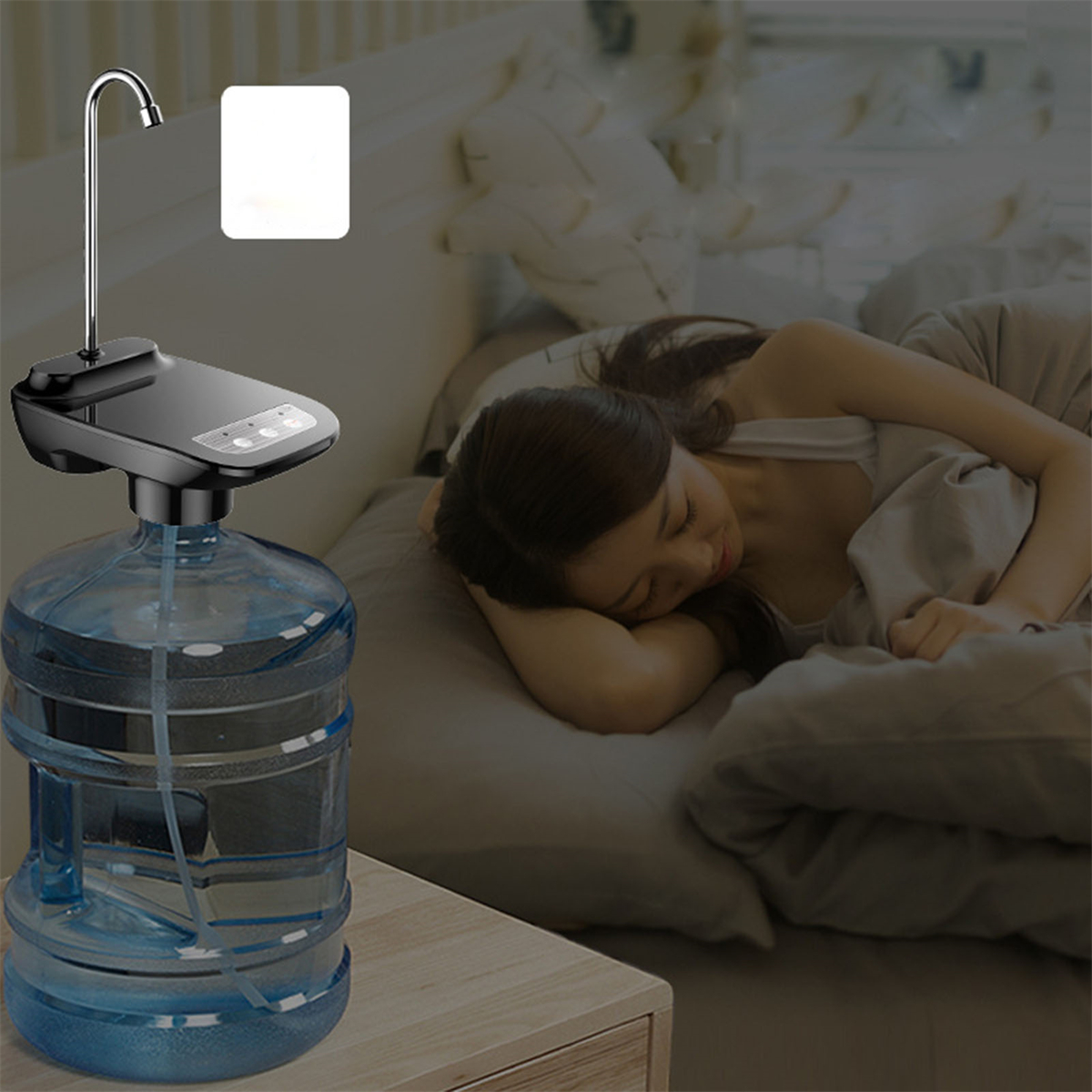 Wasserspender auf einem Tisch, eine Frau schläft im Hintergrund im Bett.