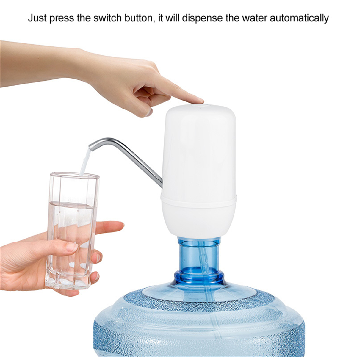 Eine Person drückt einen Knopf auf einem Wasserspender und füllt ein Glas mit Wasser.