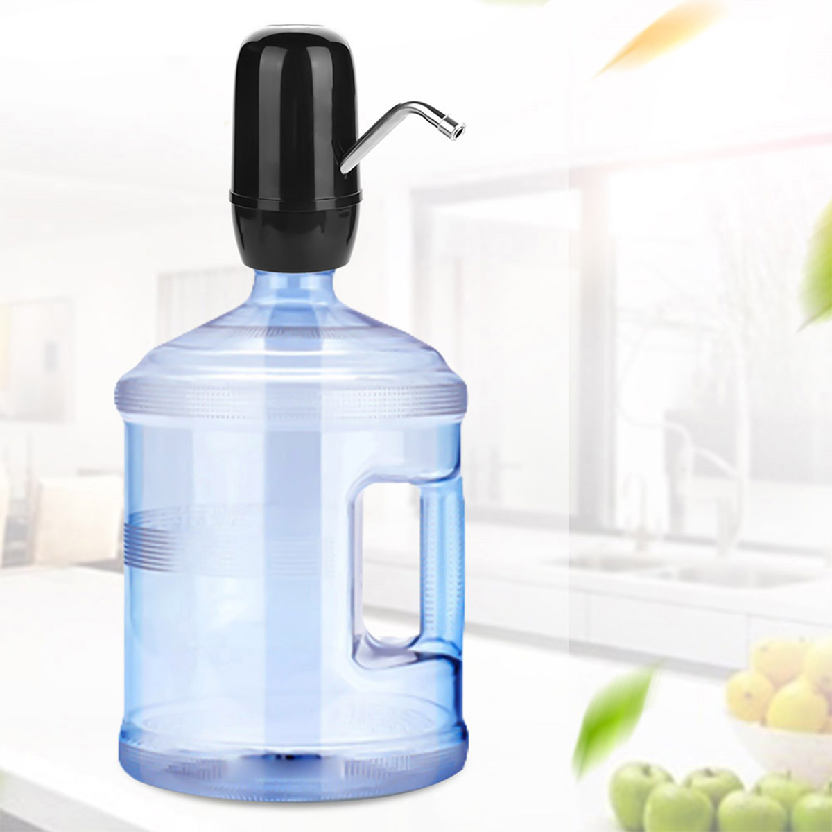Wasserspender auf einer großen Wasserflasche. Schwarzer Spenderkopf mit silbernem Auslauf.