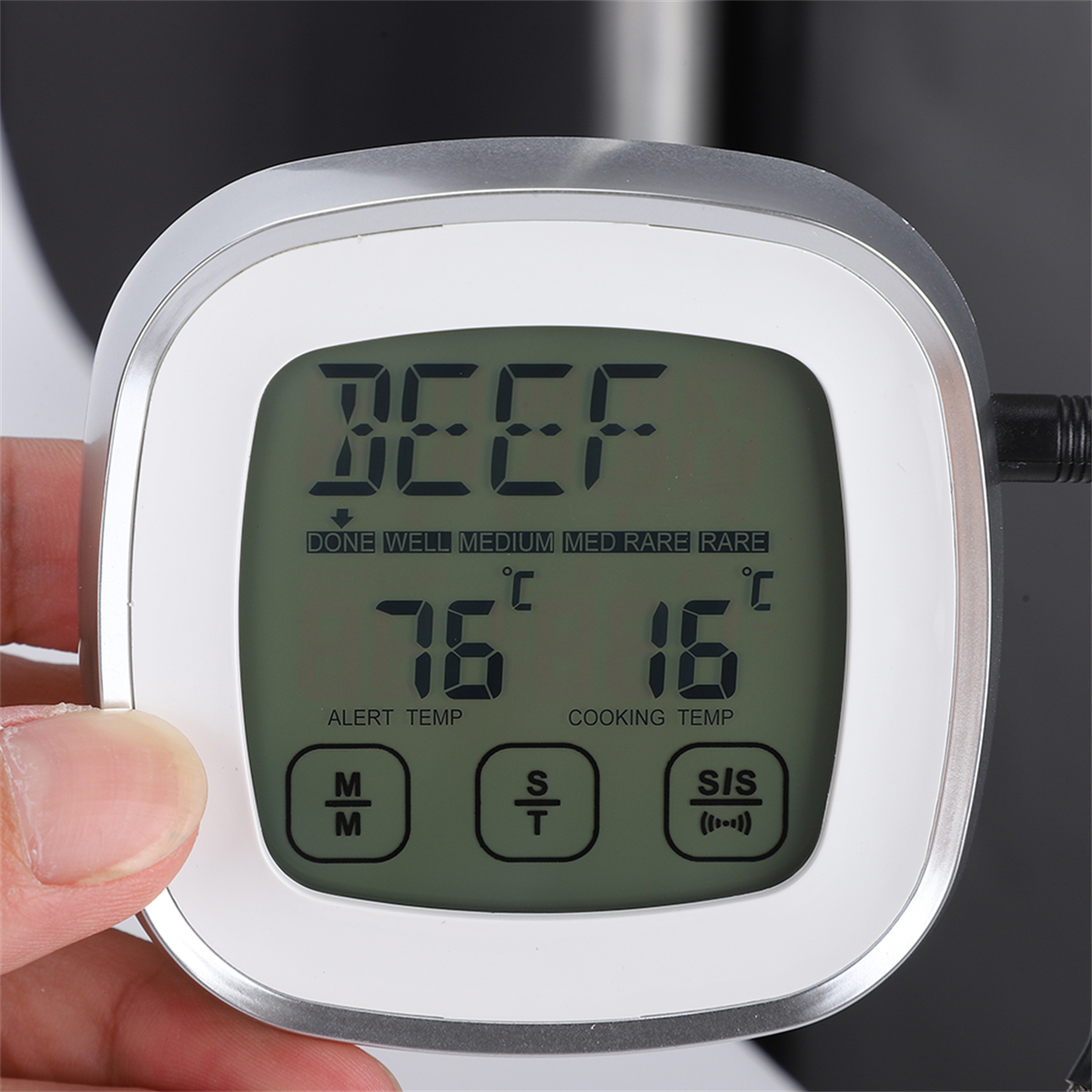 Digitales Fleischthermometer zeigt Rind, gut durch, medium, mit Temperaturanzeigen.