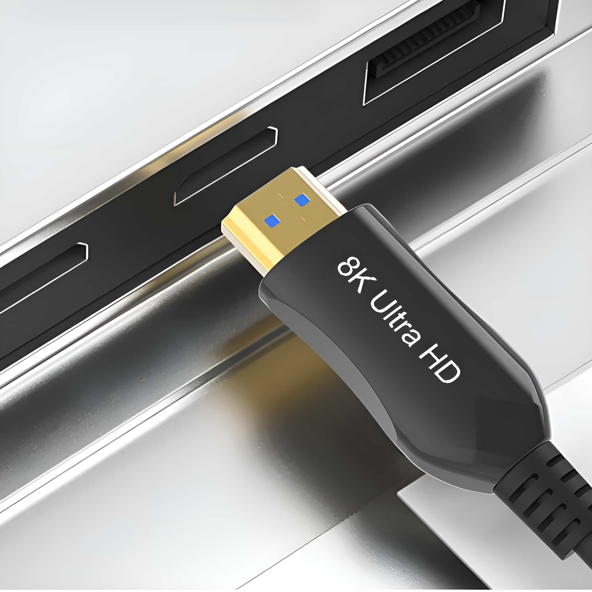 Ein HDMI-Kabel mit 8K Ultra HD-Etikett, das in ein Gerät mit schwarzem und silbernem Finish gesteckt wird.