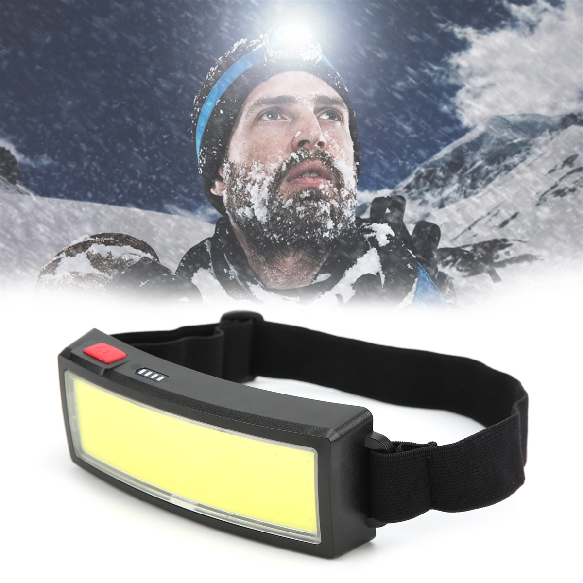 Ein Mann mit Stirnlampe im Schnee. Die Stirnlampe ist schwarz und leuchtet hell.
