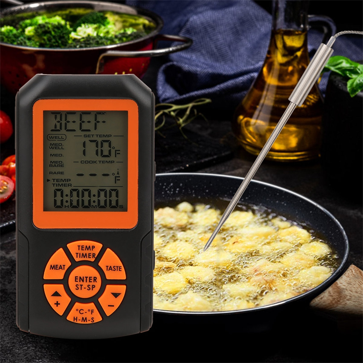 Digitalthermometer in Lebensmittel. Zeigt Rindfleischtemperatur. Kochen in der Pfanne.