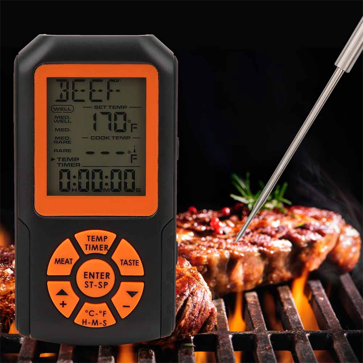 Ein digitales Fleischthermometer zeigt die eingestellte Temperatur, die aktuelle und die Garzeit an.