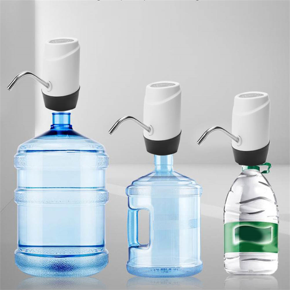Wasserspender auf Flaschen. Weiße Spender mit blauen und klaren Flaschen.