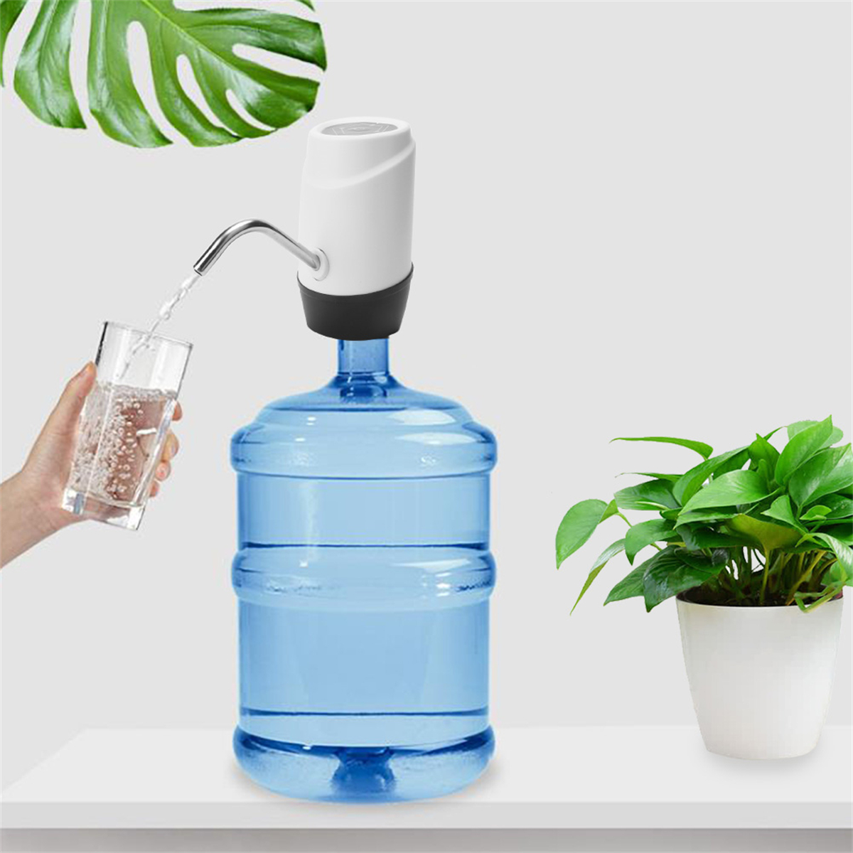 Ein Wasserspender auf einer Flasche. Eine Hand gießt Wasser in ein Glas auf weißem Hintergrund.