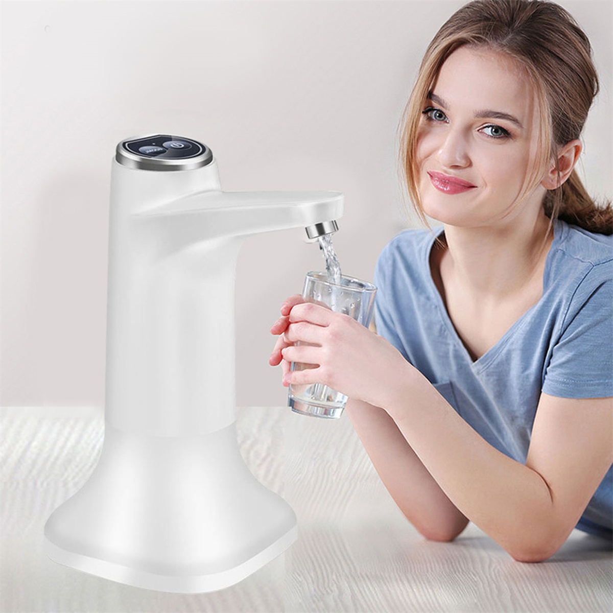 Frau, die ein Glas mit Wasser aus einem weißen Wasserspender füllt. Lächelt.