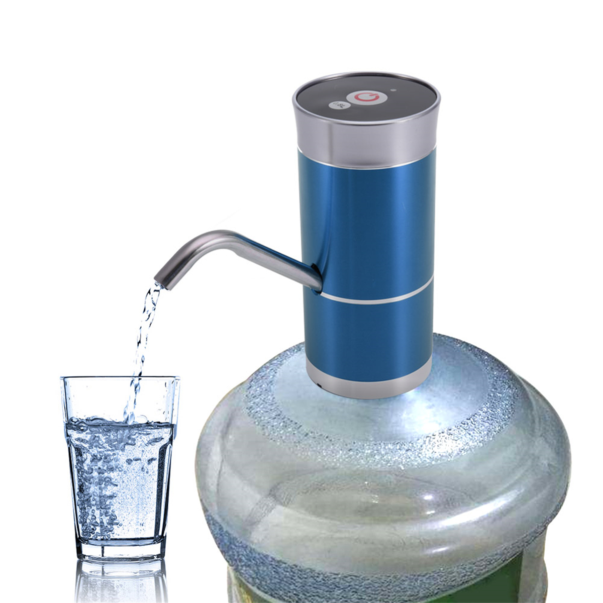 Eine blaue und silberne Wasserpumpe gibt Wasser in ein Glas ab. Unterhalb befindet sich ein großer Wasserkrug.