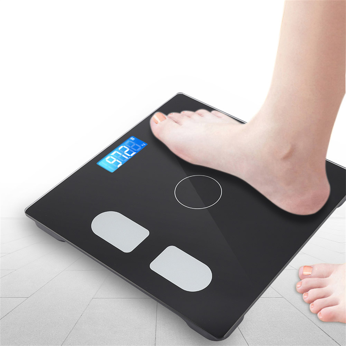 Ein Fuß auf einer schwarzen Digitalwaage, die 97,2 lbs anzeigt. Ein weiterer Fuß ist unten sichtbar.