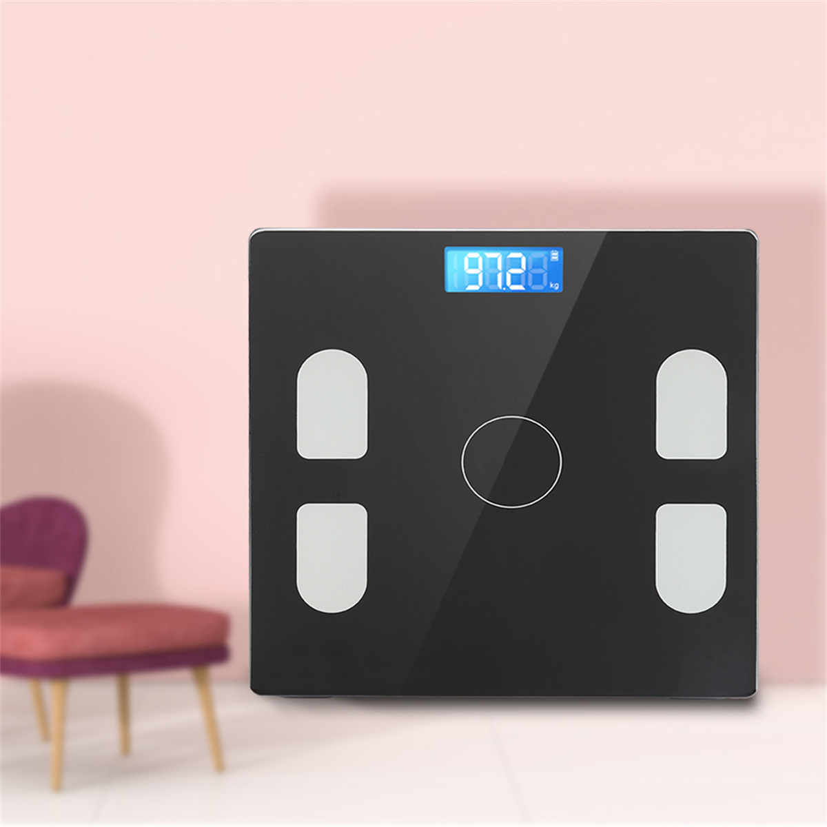 Schwarze Digitalwaage mit einer Anzeige von 97,2 kg. Weiße fußförmige Punkte auf der Waage.