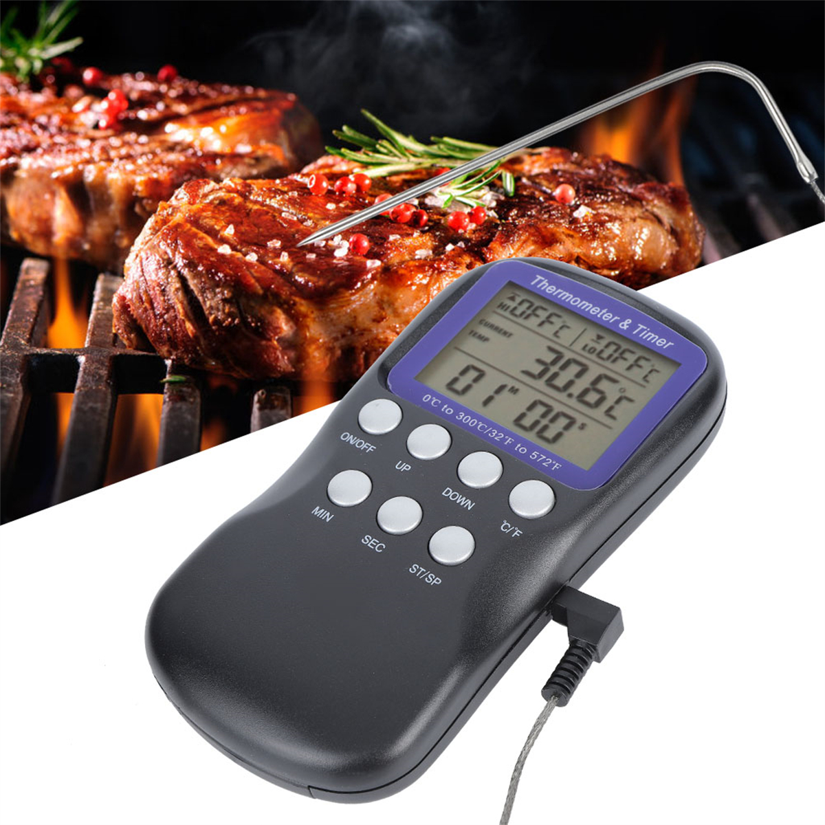 Steaks auf dem Grill mit Thermometer. Digitalanzeige zeigt die Temperatur. Schwarzes digitales Thermometer.