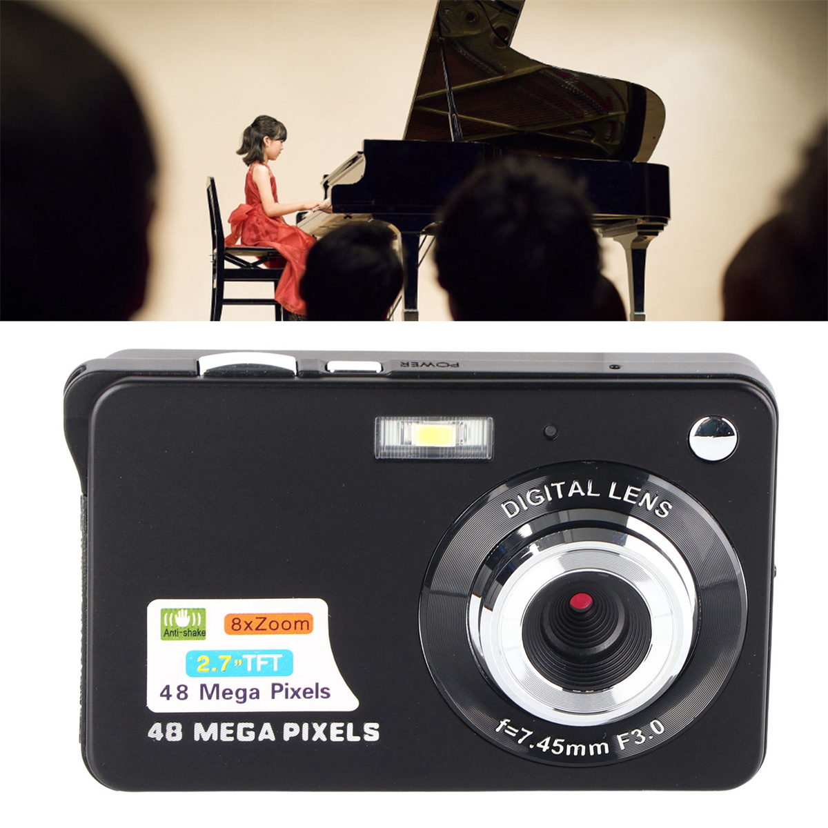 Kamera im Vordergrund, Mädchen spielt Klavier im Hintergrund.