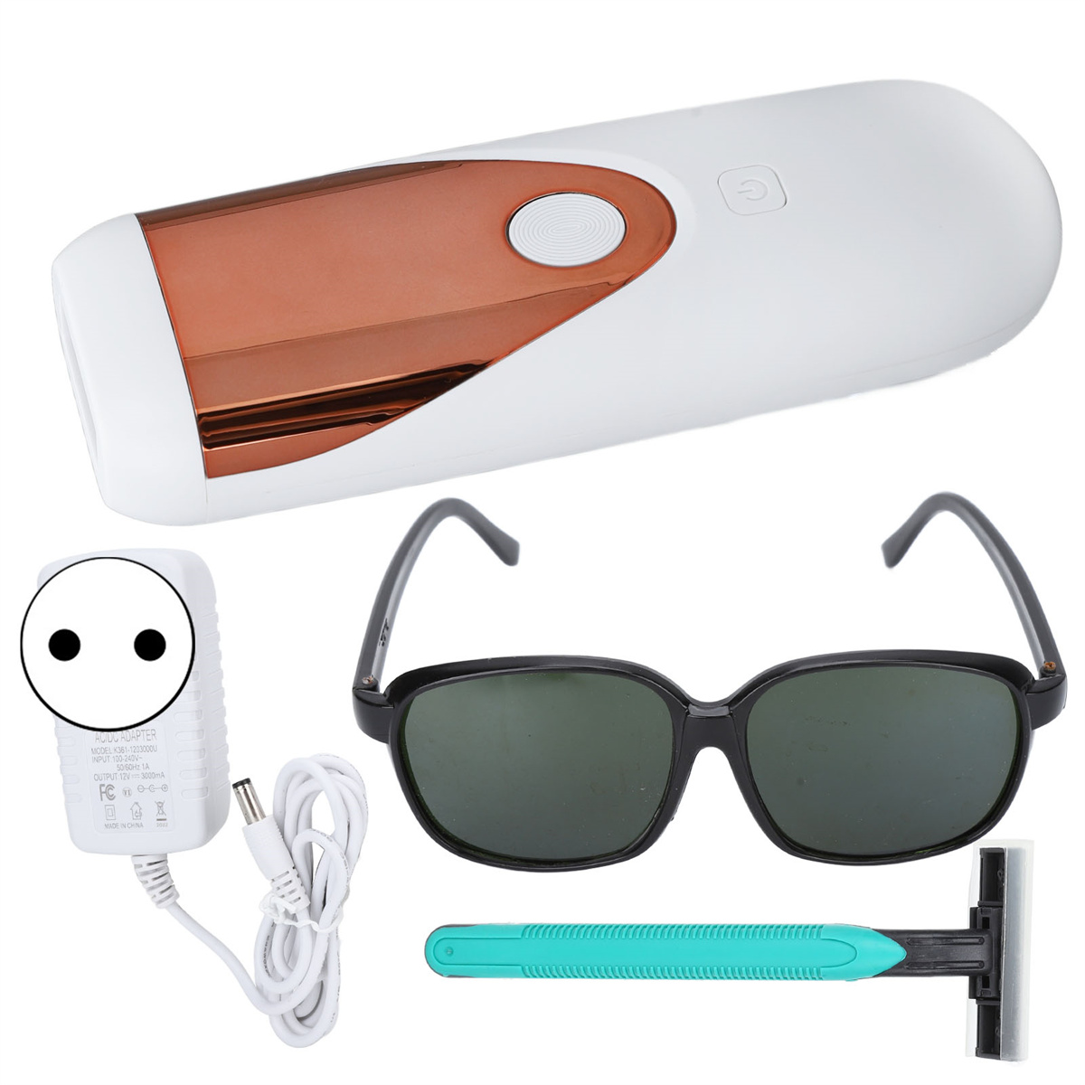 Ein weißer Epilierer, Ladeadapter, Sonnenbrille und Rasierer auf weißem Hintergrund.