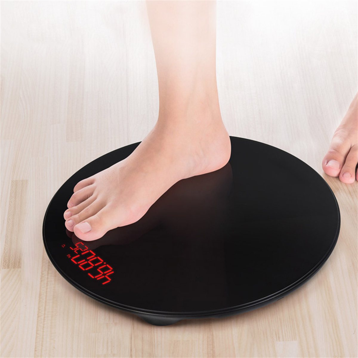 Der Fuß einer Person steht auf einer schwarzen, runden Digitalwaage und zeigt ein Gewicht von 520,83 lbs an.