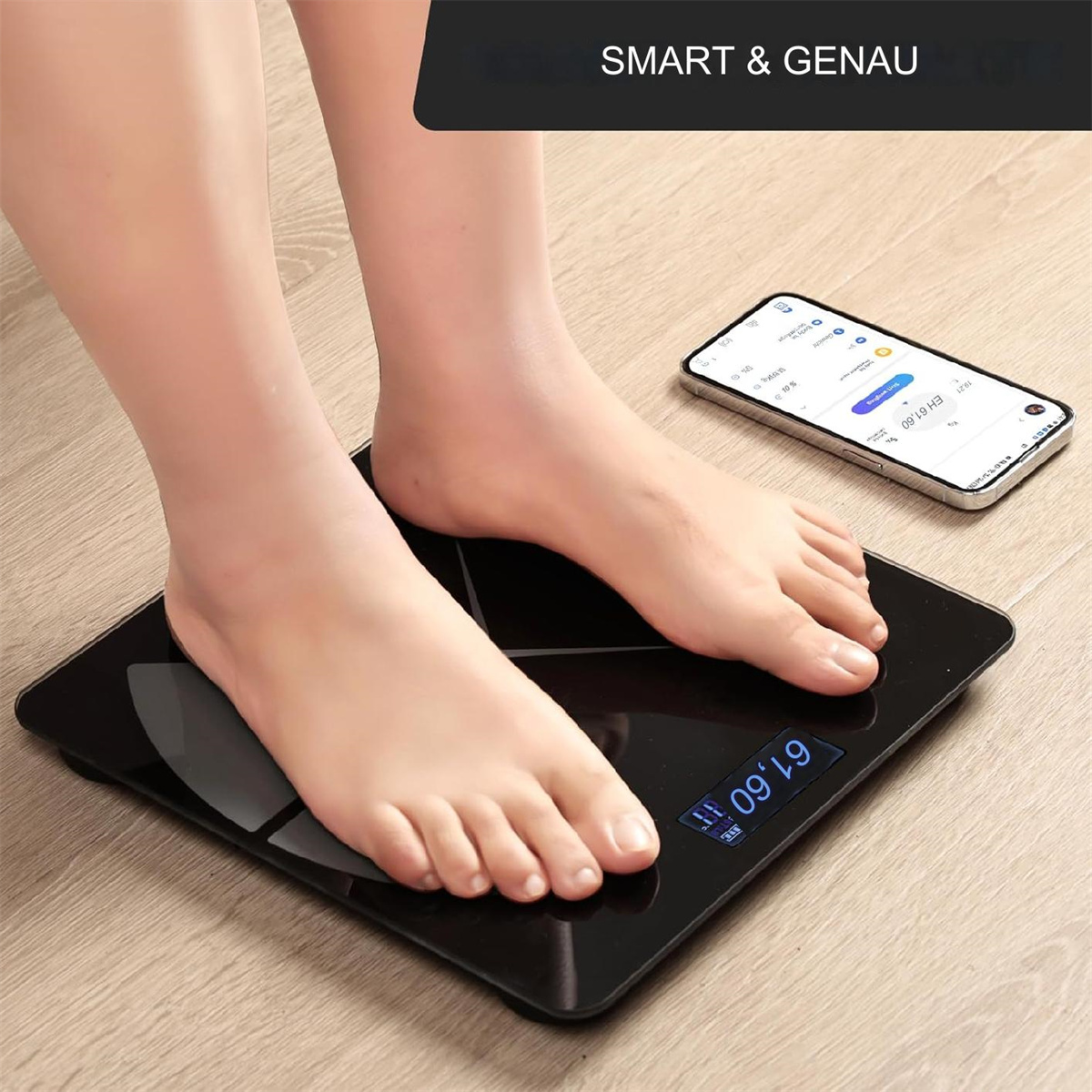 Eine Person steht auf einer schwarzen Waage, die das Gewicht anzeigt. Ein Smartphone mit Gewichtsdaten befindet sich rechts.