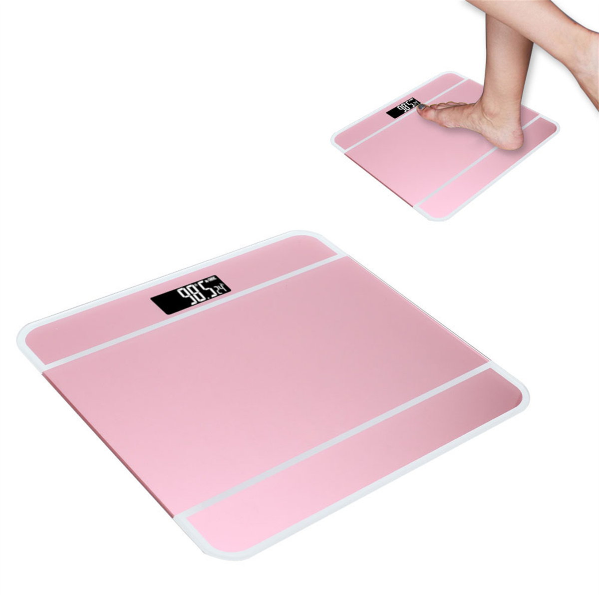 Rosa Digitalwaage mit Fuß darauf. Eine andere Waage ist im Hintergrund.