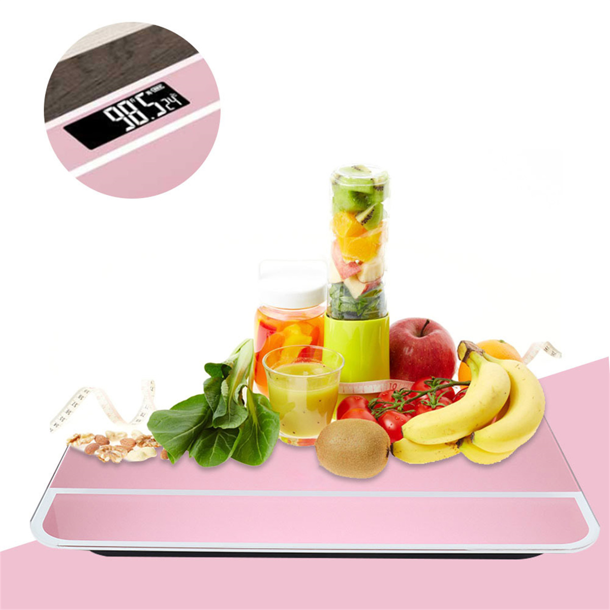Rosa Digitalwaage mit Obst und Gemüse oben. Ein Maßband ist ebenfalls vorhanden. Nahaufnahme.