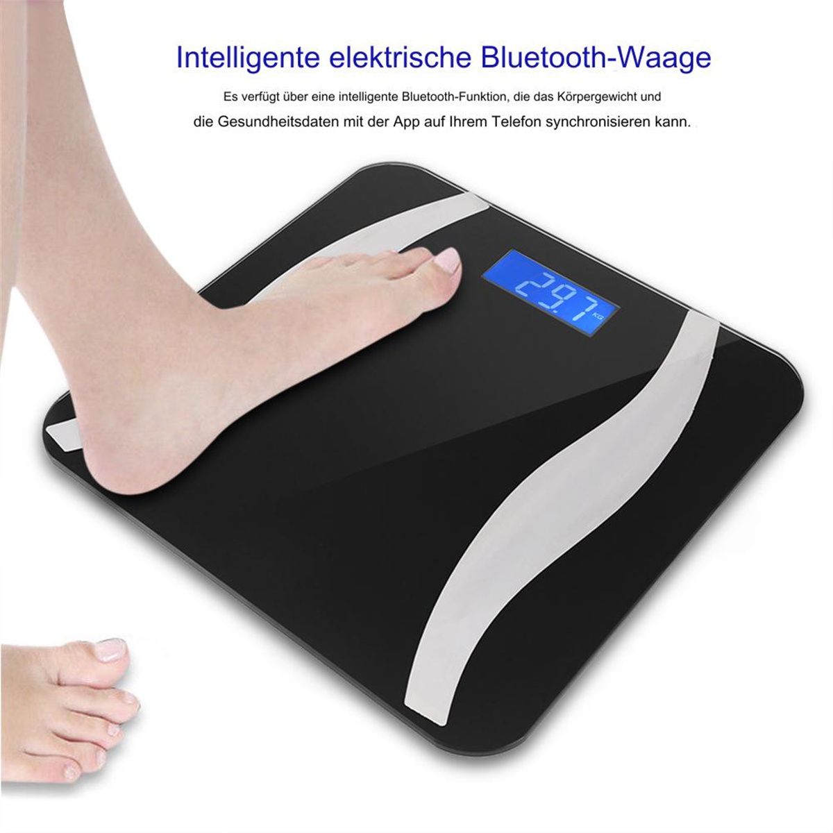 Ein Fuß auf einer schwarzen Digitalwaage. Die Waage zeigt 29,7. Der Hintergrund ist weiß.