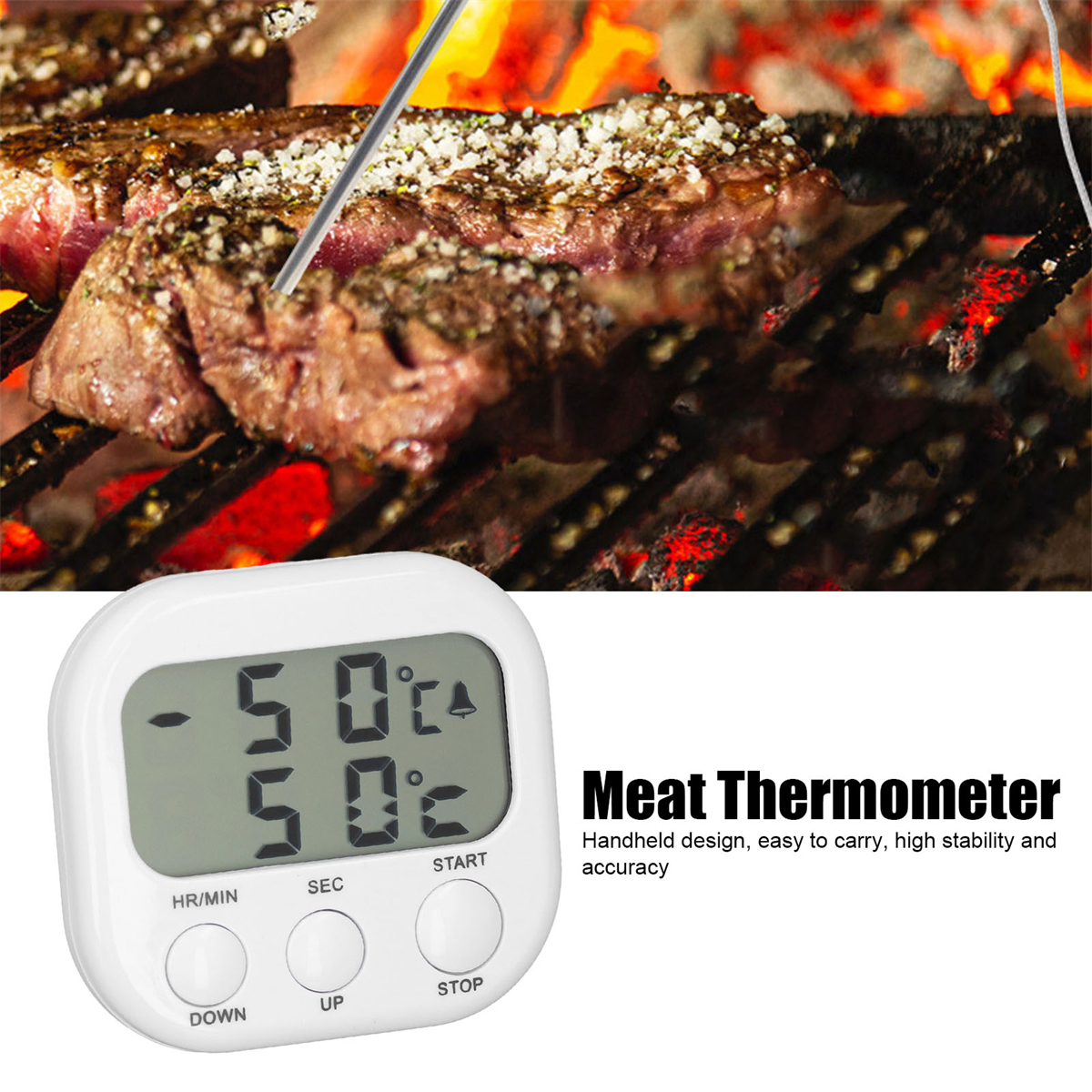 Fleischthermometer auf einem Grill mit brennenden Kohlen und einem Steak. Weiße Digitalanzeige und Knöpfe.