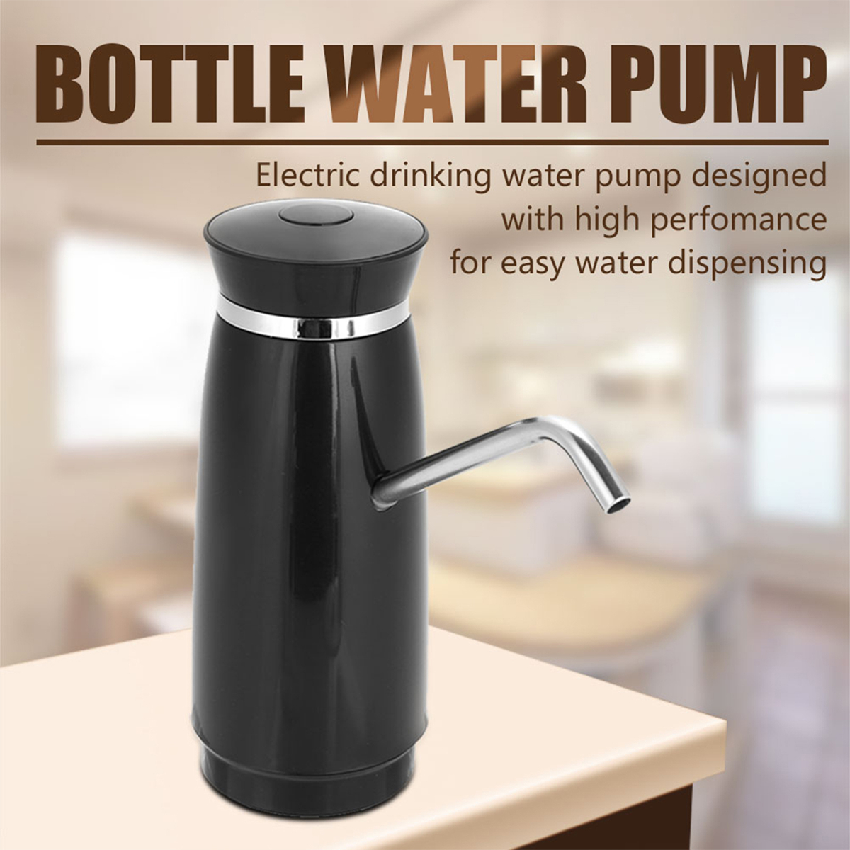 Schwarze elektrische Wasserpumpe. Sie befindet sich auf einer hellen Oberfläche. Der Hintergrund ist eine verschwommene Küche.
