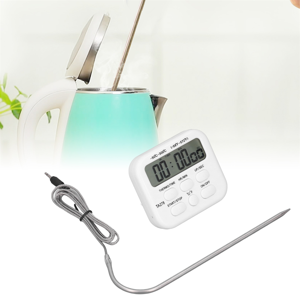 Ein digitales Thermometer und ein Timer befinden sich in der Nähe eines türkisfarbenen Wasserkochers.
