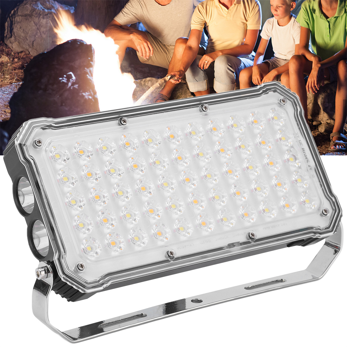 Ein Flutlicht mit leuchtenden LEDs vor einer Gruppe von Menschen mit Feuer.