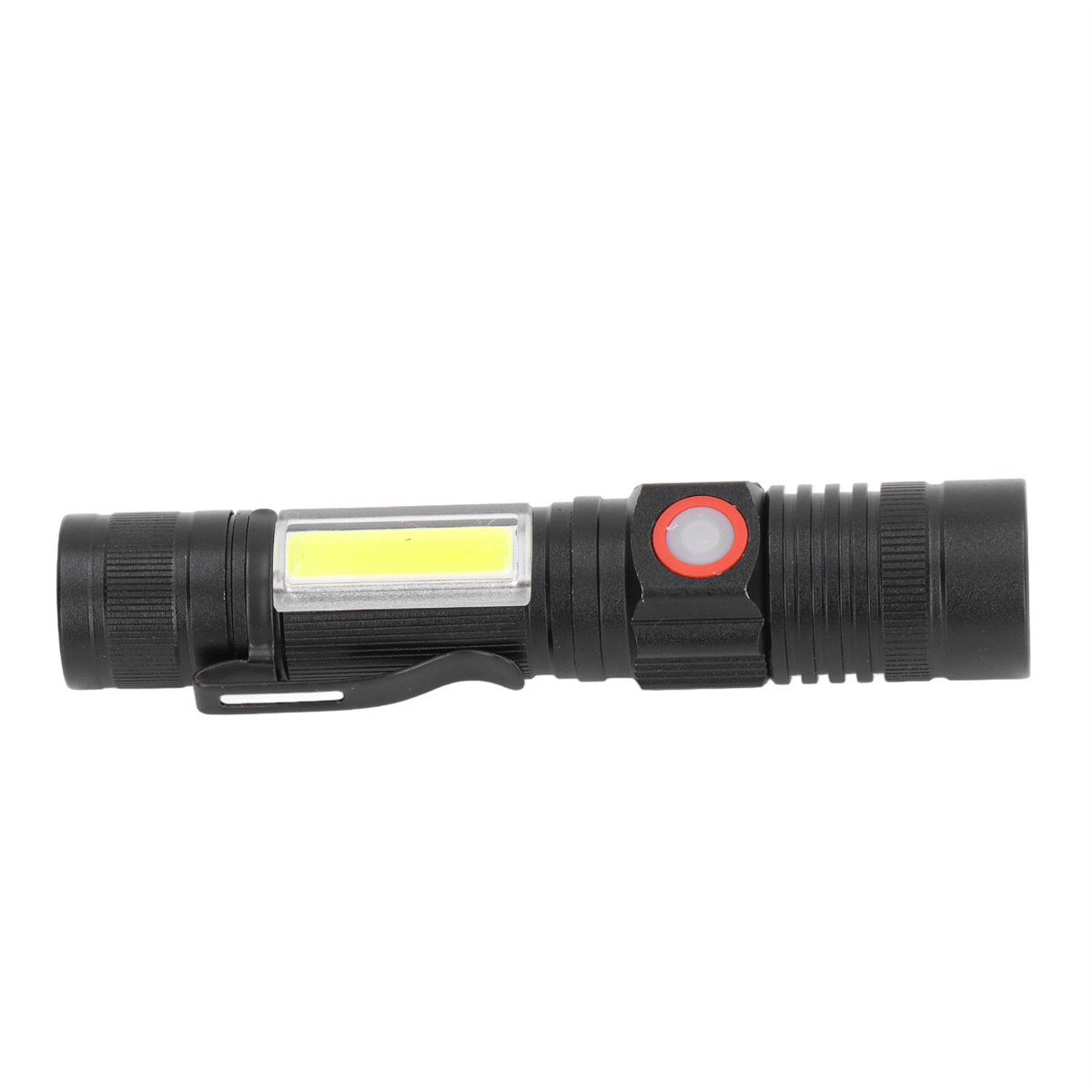 Schwarze Taschenlampe mit weißem Licht und roter Taste. Sie hat einen Clip.