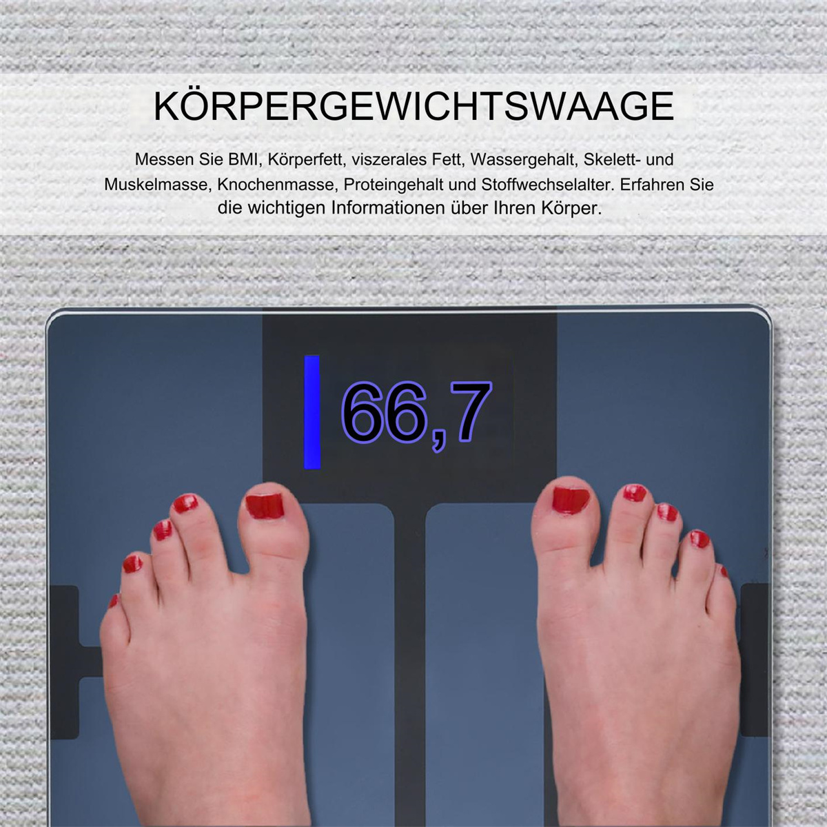 Personenfüße auf einer blauen Digitalwaage, Anzeige 66,7. Text oben: Körpergewichtswaage.