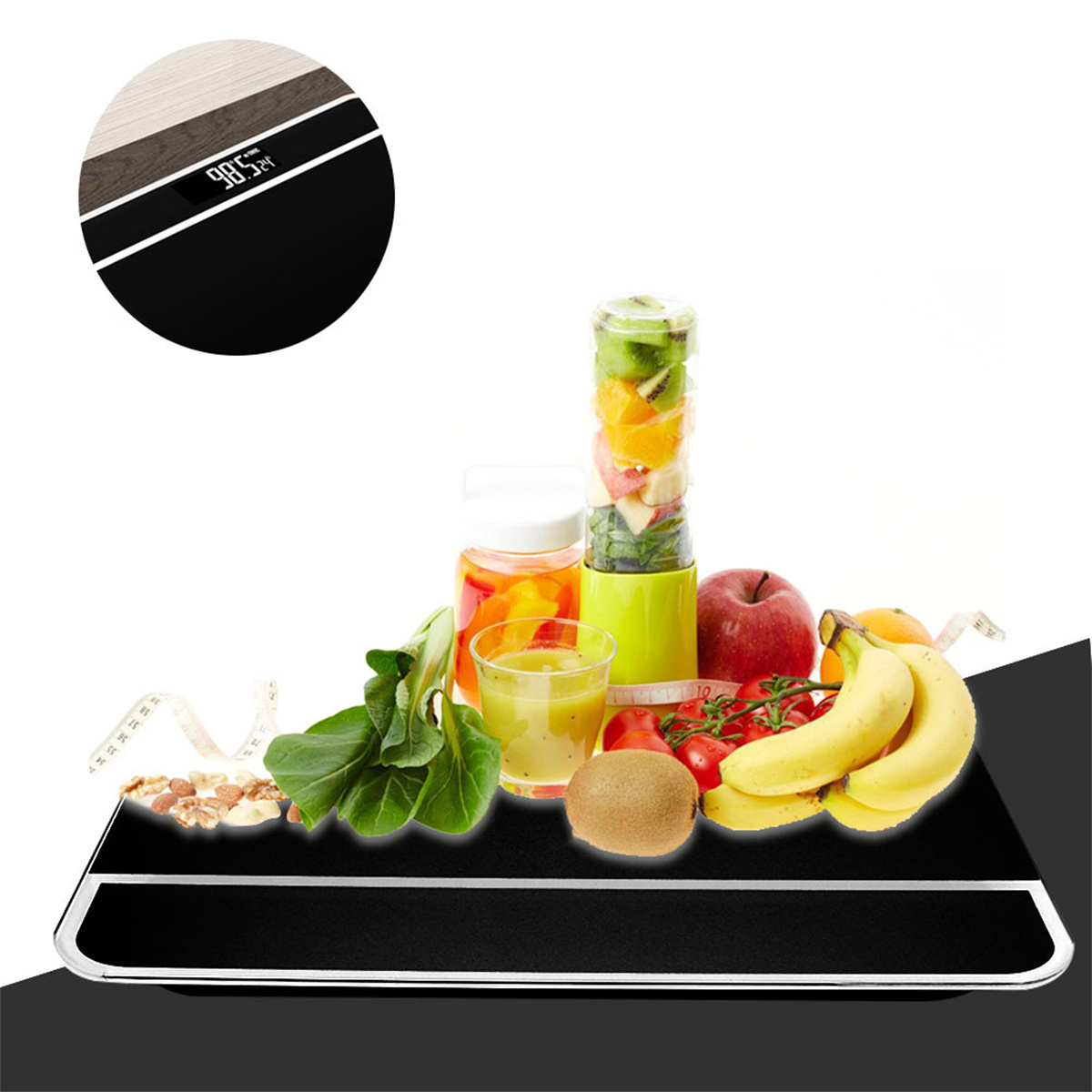 Digitale Waage mit Obst und Gemüse. Waage zeigt Gewicht in kg an.